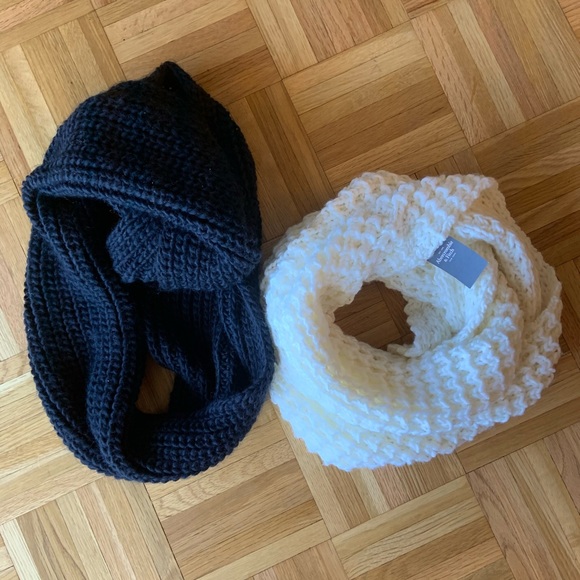 Abercrombie & Fitch Accessories - 2 chunky A&F circle scarfs